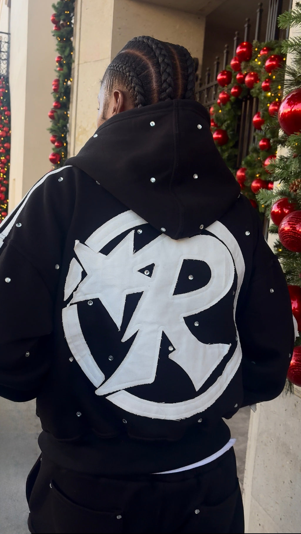 Under the star “Black” rhinestone set