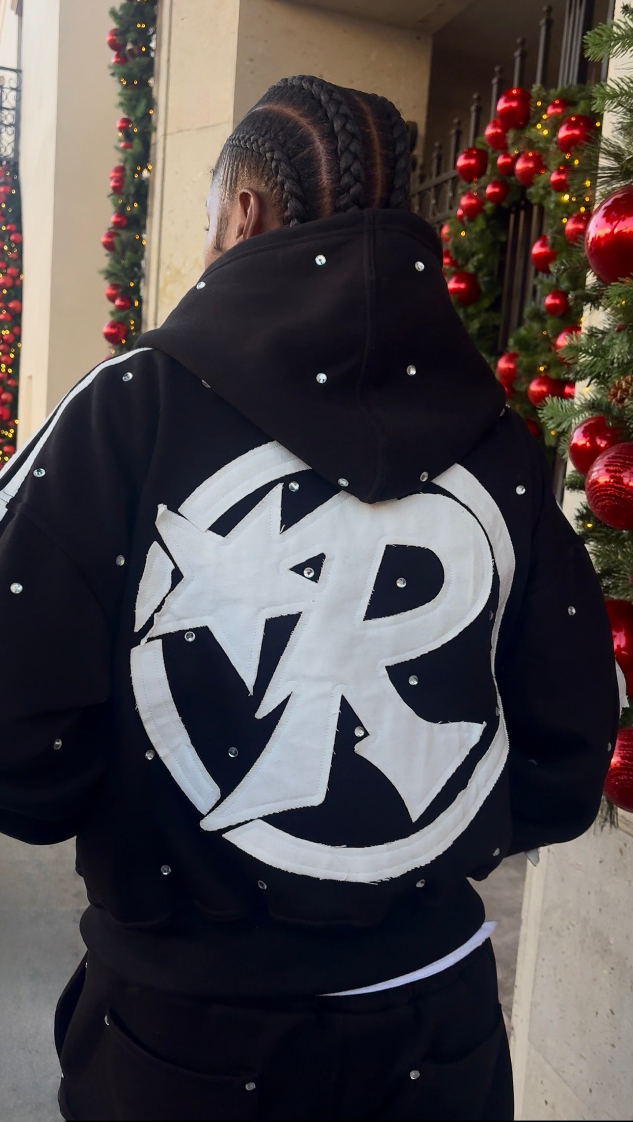 Under the star “Black” rhinestone set